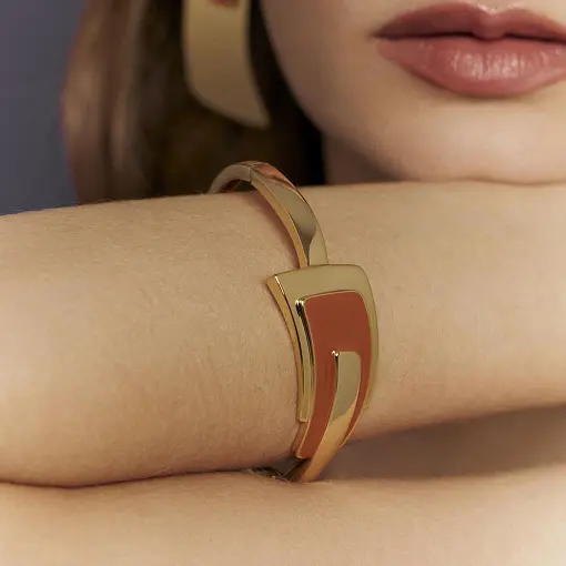 BRACELETE GEOMÉTRICO CURVO E ESMALTADO
