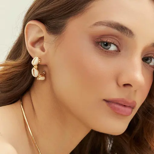 MEIA ARGOLA COM BÚZIOS INTERCALADOS