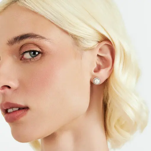 BRINCO DE FLOR COM PÉROLA SHELL E ZIRCÔNIAS PRATA RODINADA