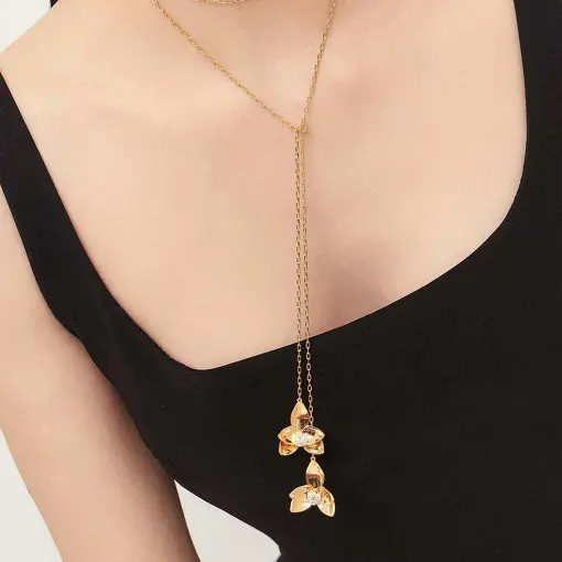 COLAR REGULÁVEL COM FLORES LISAS E ZIRCÔNIAS BANHADO A OURO