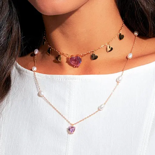 COLAR COM PINGENTE CRISTAL CORAÇÃO E PÉROLAS BANHADO A OURO