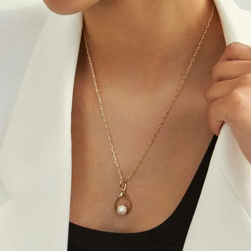COLAR COM PINGENTE DE GOTA E PÉROLA SHELL BANHADO A OURO