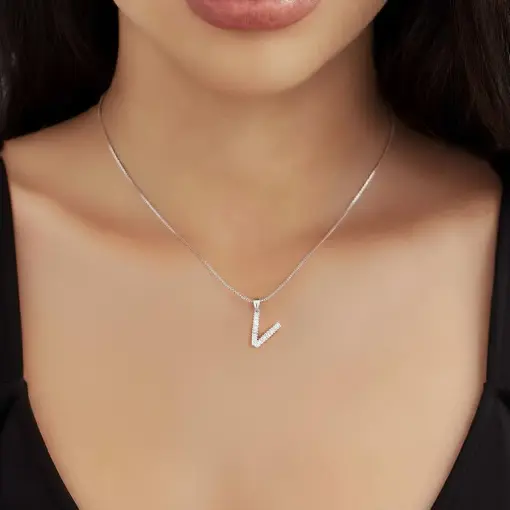 COLAR COM PINGENTE DE LETRA "V" EM CRISTAIS