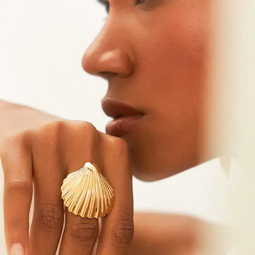 ANEL DE CONCHA LISO BANHADO A OURO