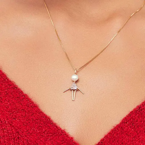 PINGENTE DE MENINA CRISTAL TRIANGULAR BRANCO BANHADO A OURO
