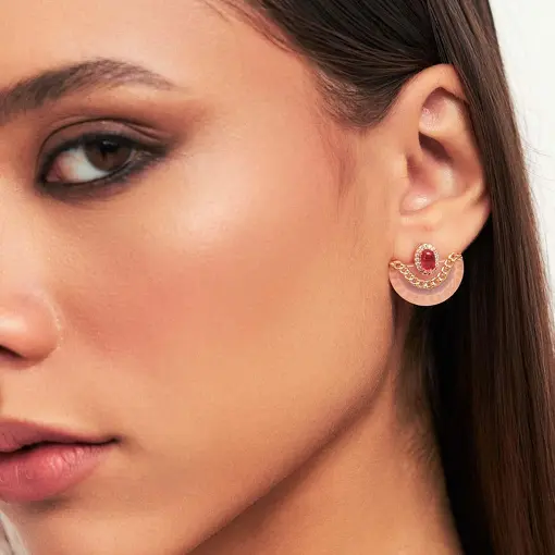 BRINCO CURVO COM CRISTAL OVAL E ZIRCÔNIAS BANHADO A OURO