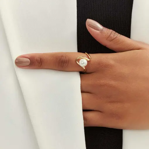 ANEL CURVO LISO COM PÉROLA SHELL BANHADO A OURO