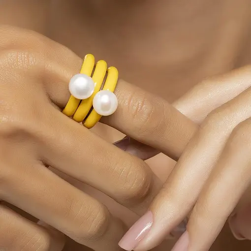 ANEL ESMALTADO NA COR AMARELO BANHADO A OURO