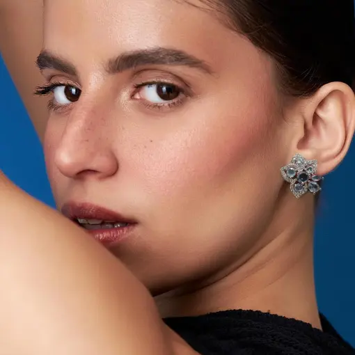 BRINCO DE FLOR VAZADO COM CRISTAIS E ZIRCÔNIAS