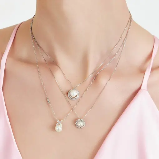 COLAR COM FLOR EM CRISTAIS E PÉROLA SHELL PRATA RODINADA