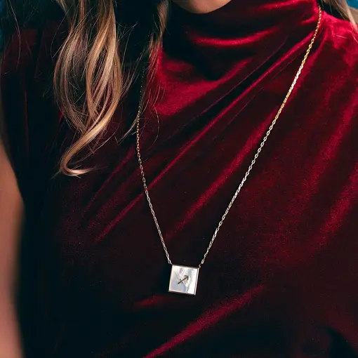 ESCAPULÁRIO EM MADREPÉROLA SIGNO DE SARGITÁRIO BANHADO A OURO