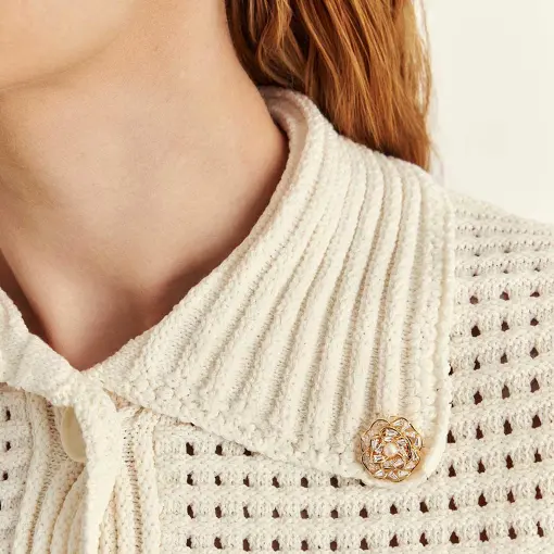 BROCHE DE FLOR VAZADA EM FECHO IMÃ COM CRISTAIS E PÉROLA