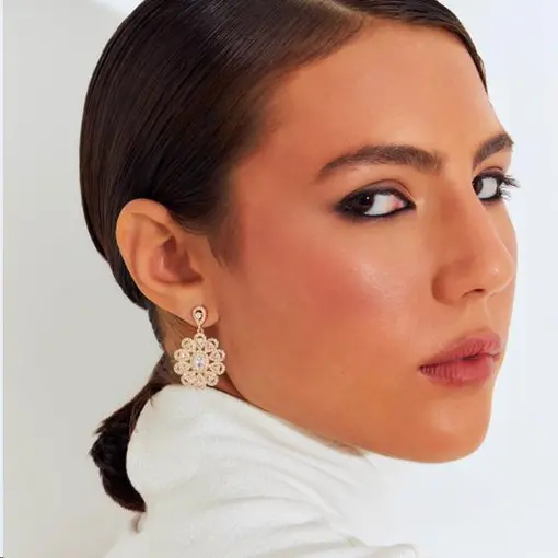 BRINCO DE FLOR COM CRISTAL E ZIRCÔNIA BANHADO A OURO