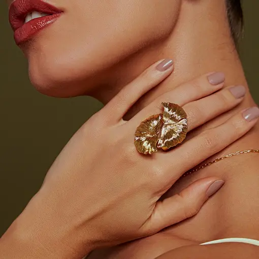 ANEL MEIA FLOR TEXTURIZADO LISO BANHADO A OURO