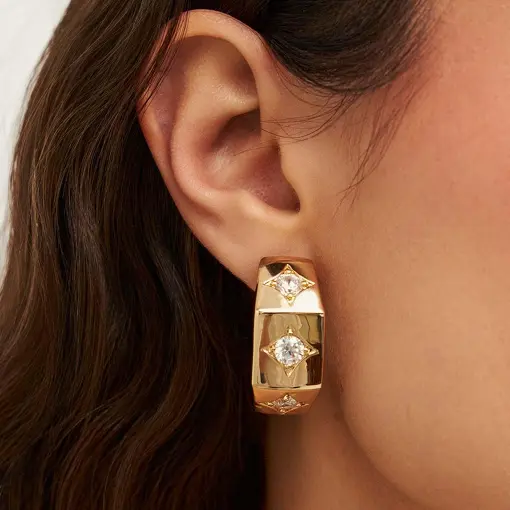 ARGOLA CURVA COM LOSANGOS EM CRISTAIS REDONDOS