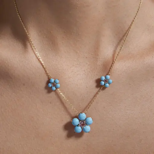 CORRENTE COM PINGENTE TRÊS FLORES TURQUESA BANHADA A OURO