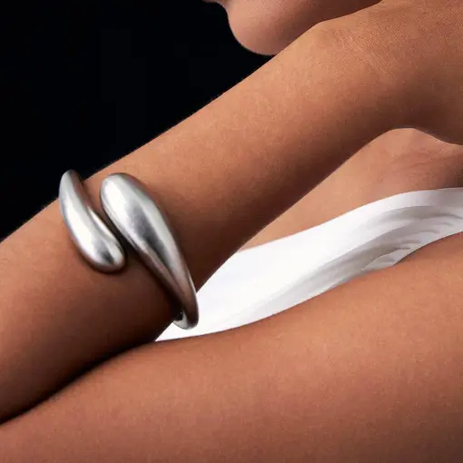 BRACELETE OVAL ABAULADO COM ABERTURA ACETINADO