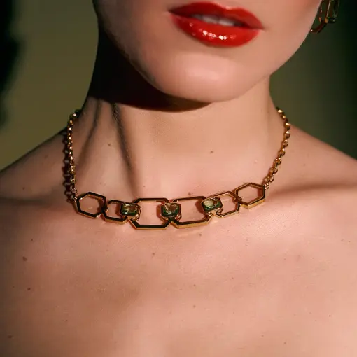 COLAR GEOMÉTRICO COM CRISTAIS RETANGULARES