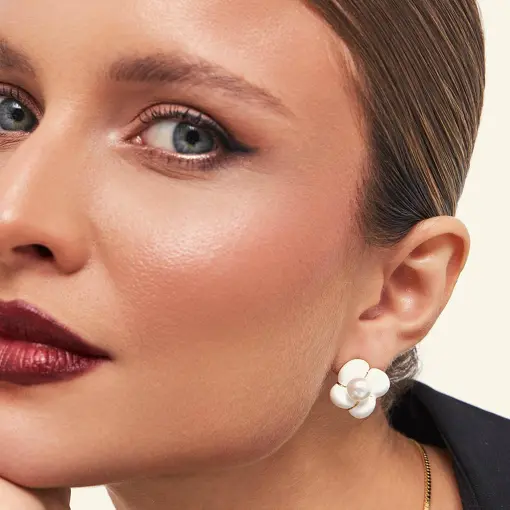 BRINCO DE FLOR ESMALTADO COM PÉROLA