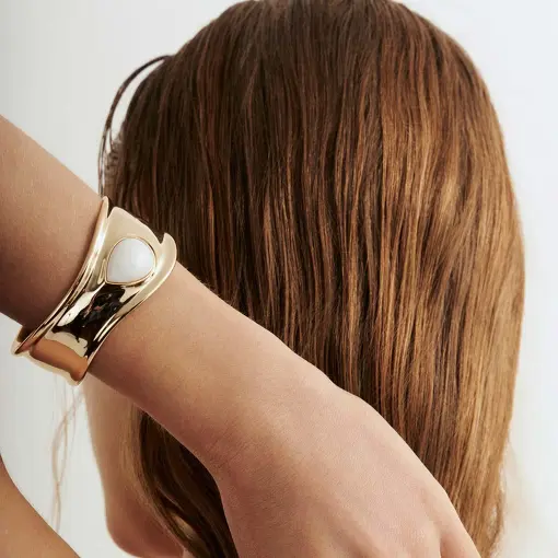 BRACELETE CURVO COM PEDRA EM GOTA