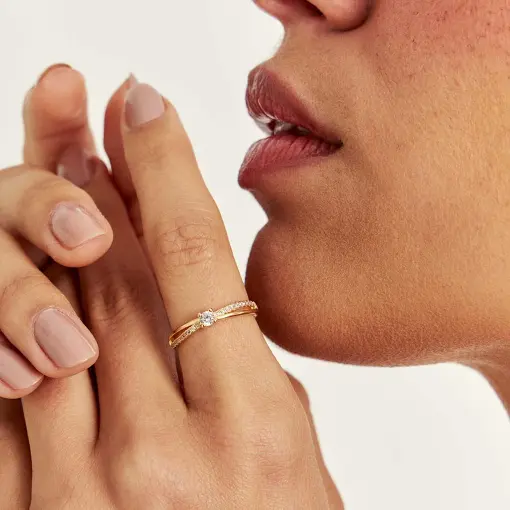 ANEL VAZADO COM CRISTAL REDONDO E ZIRCÔNIAS