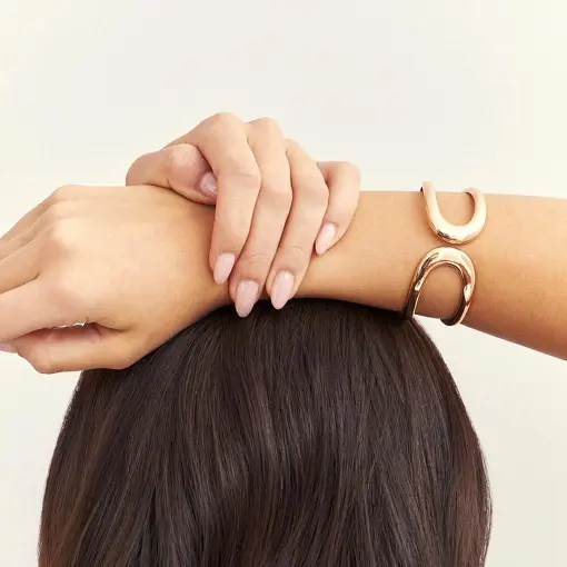 BRACELETE CURVO DUAS VOLTAS LISAS E VAZADO BANHADO A OURO