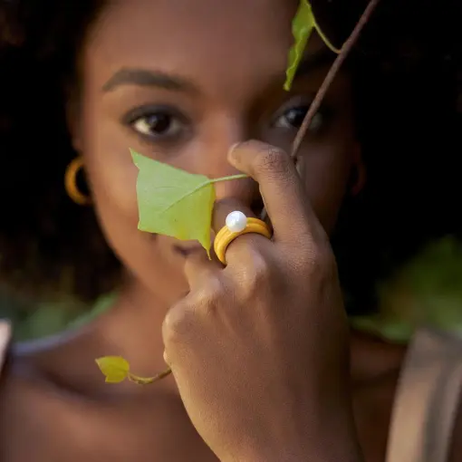 ANEL ESMALTADO AMARELO E PÉROLA BANHADO A OURO