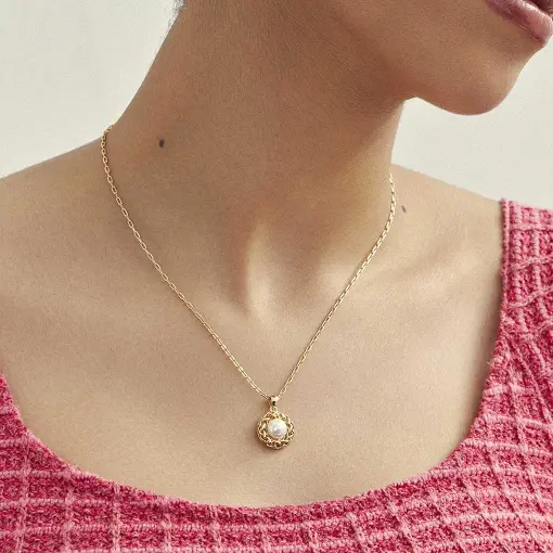 COLAR COM PINGENTE TRANÇADO E COM PÉROLA SHELL BANHADO A OURO