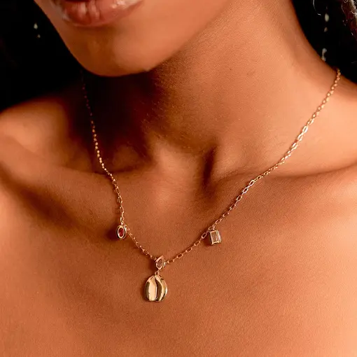 COLAR COM PINGENTES DE CONCHA E CRISTAIS