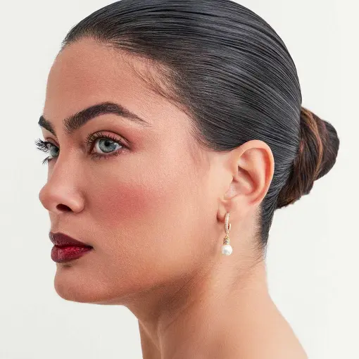 ARGOLA COM PÊNDULO DE PÉROLA SHELL BANHADA A OURO