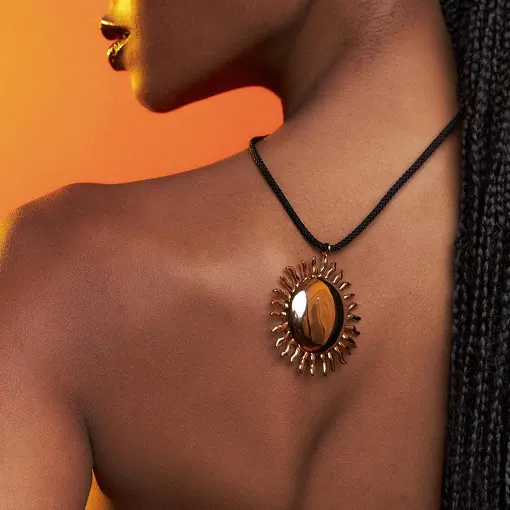 COLAR COM PINGENTE DE SOL TRABALHADO