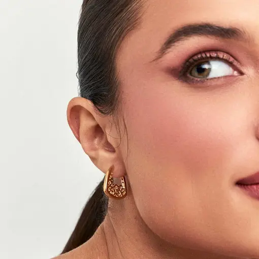 ARGOLA COM DETALHE TRABALHADO NA PARTE INTERNA COM ZIRCÔNIAS