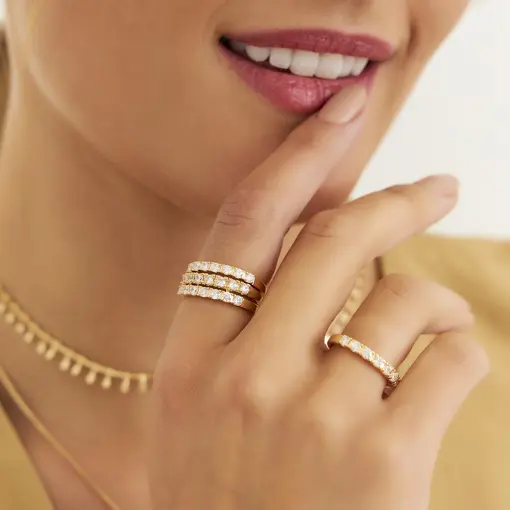 ANEL COM UMA FILEIRA DE ZIRCÔNIAS