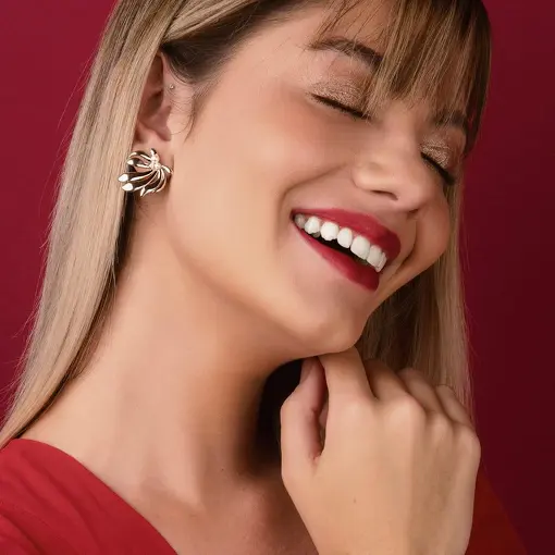 BRINCO DE FOLHA LISA COM TRÊS PÉROLAS