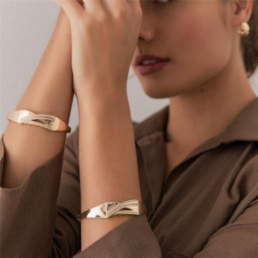 BRACELETE DE FILEIRAS COM ZIRCÔNIAS