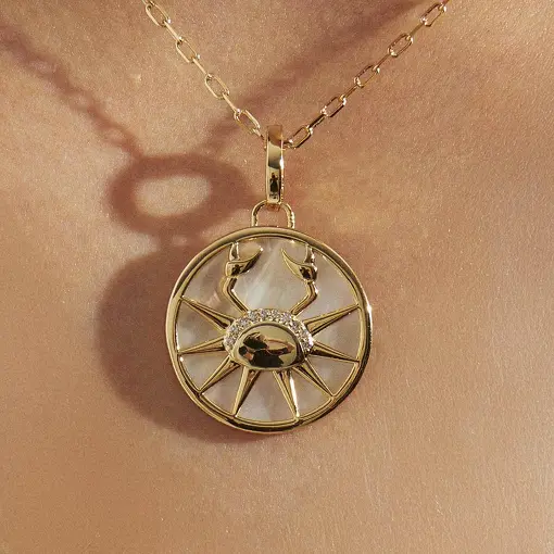 COLAR COM PINGENTE SIGNO CÂNCER EM MADREPÉROLA E ZIRCÔNIA