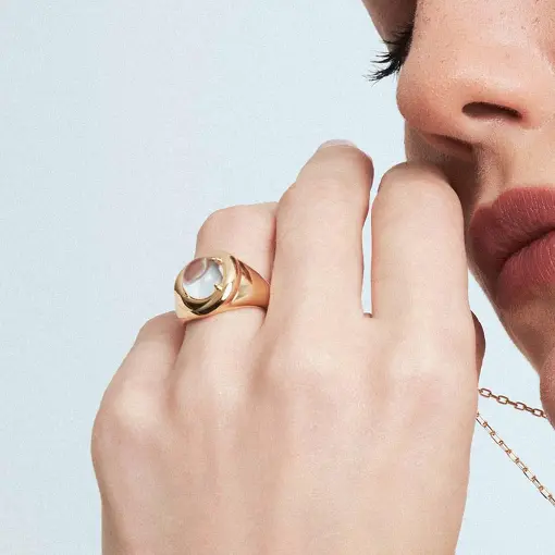 ANEL ABAULADO COM CRISTAL OVAL