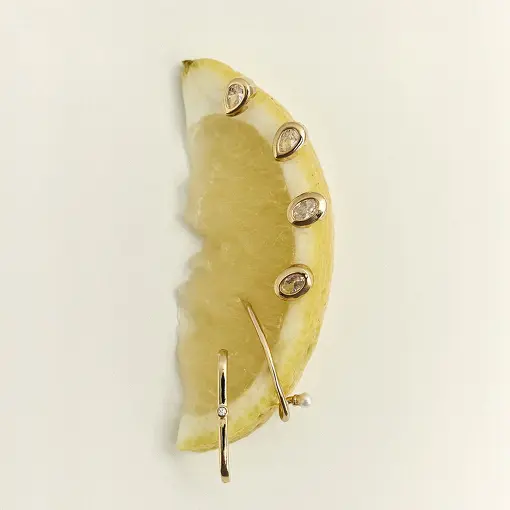 BRINCO EAR HOOK CURVO COM PÉROLA SHELL