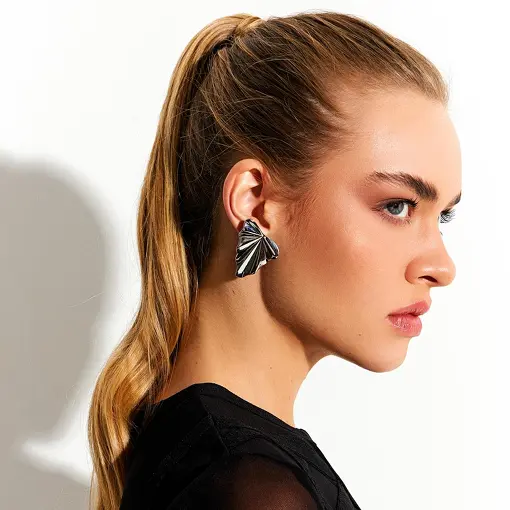 BRINCO FOLHA TRIANGULAR TEXTURIZADO LISO