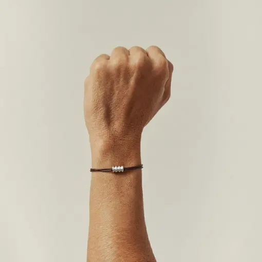 PULSEIRA REGULÁVEL EM FIO DE SEDA COM PINGENTE PRATA RODINADA