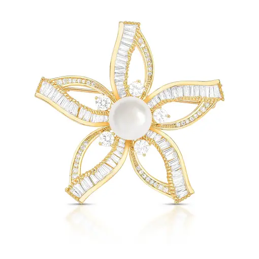 BROCHE DE FLOR VAZADA COM CRISTAIS PÉROLA E ZIRCÔNIAS