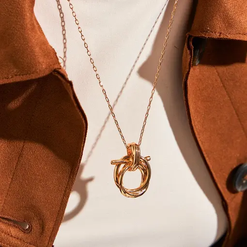 COLAR COM PINGENTE DE NÓ LISO BANHADO A OURO