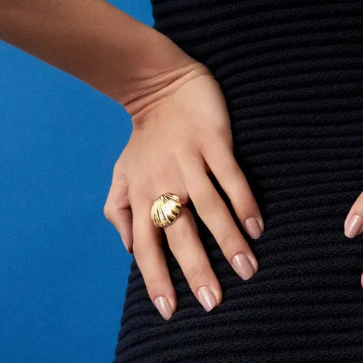 ANEL DE CONCHA LISO E TEXTURIZADO BANHADO A OURO