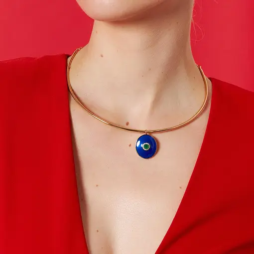 COLAR EM ARO COM PINGENTE ESMALTADO BANHADO A OURO