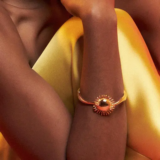 BRACELETE CURVO COM SOL TRABALHADO