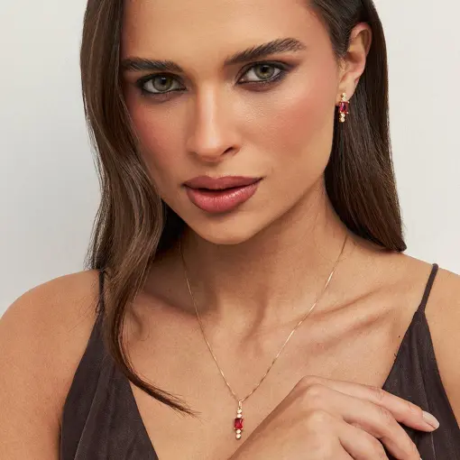 CONJUNTO DE BRINCO E COLAR COM PINGENTE EM CRISTAL RETANGULAR