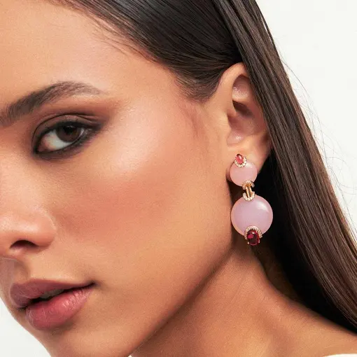 BRINCO PÊNDULO COM CRISTAL OVAL E ZIRCÔNIAS BANHADO A OURO