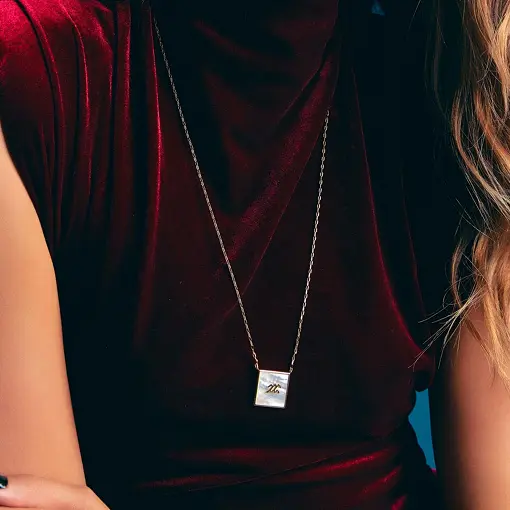 ESCAPULÁRIO EM MADREPÉROLA SIGNO DE AQUÁRIO BANHADO A OURO