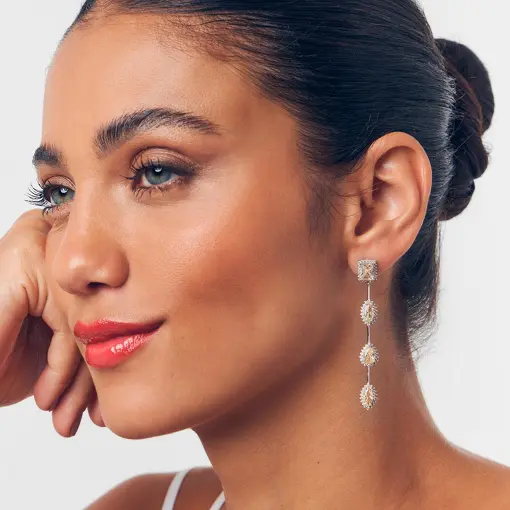 BRINCO PÊNDULO COM CRISTAIS DIVERSOS PRATA RODINADA