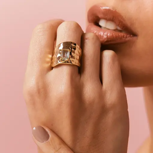 ANEL CURVO LISO COM CRISTAL RETAGULAR BANHADO A OURO